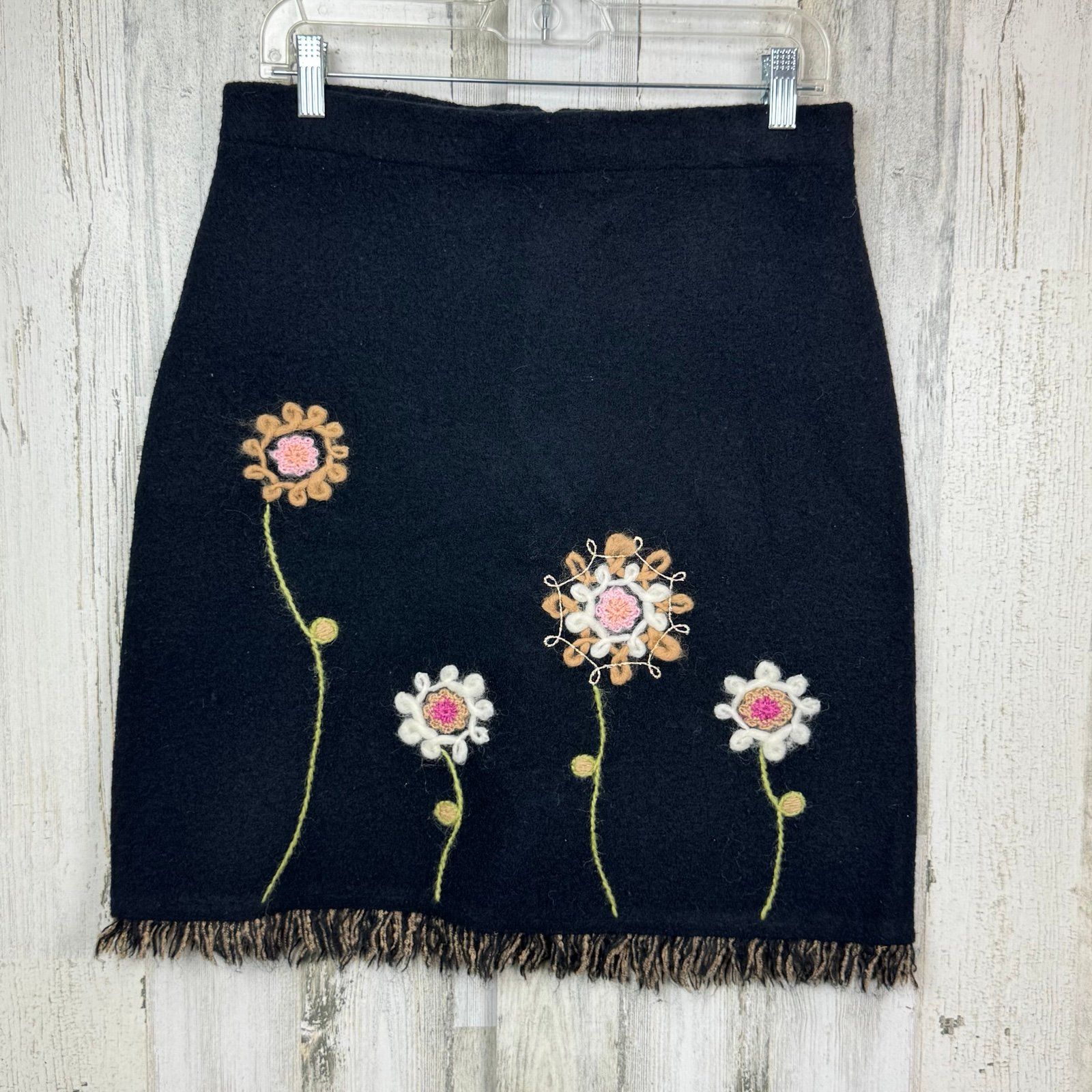 Willi Smith 100% Wool Pencil Skirt Women Sz 6 Black W/Floral Embroidery Artsy